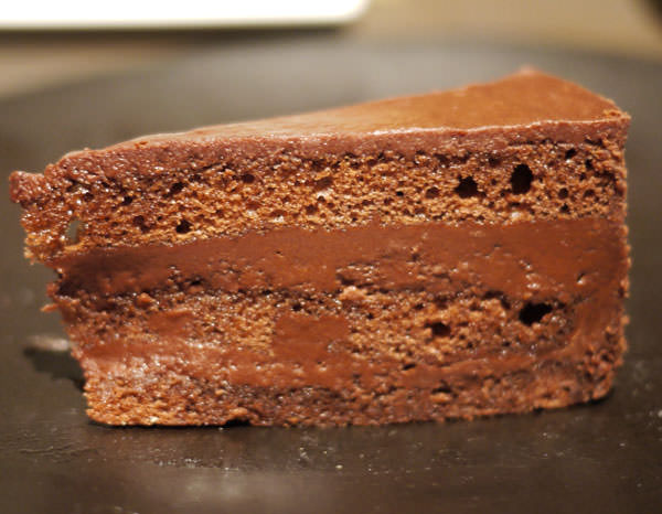 チョコレートケーキ　断面図